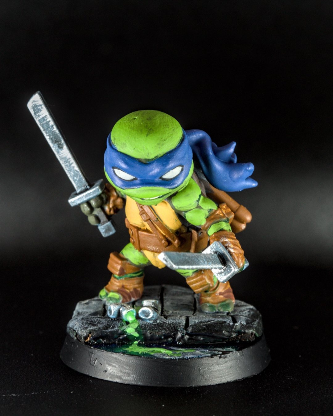 Leonardo with twin katanas on a sewer base